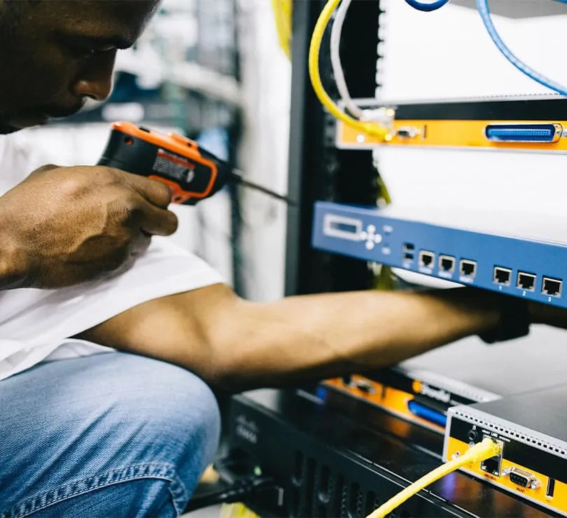 Travailleur sur l'installation d'infrastructure du système réseaux