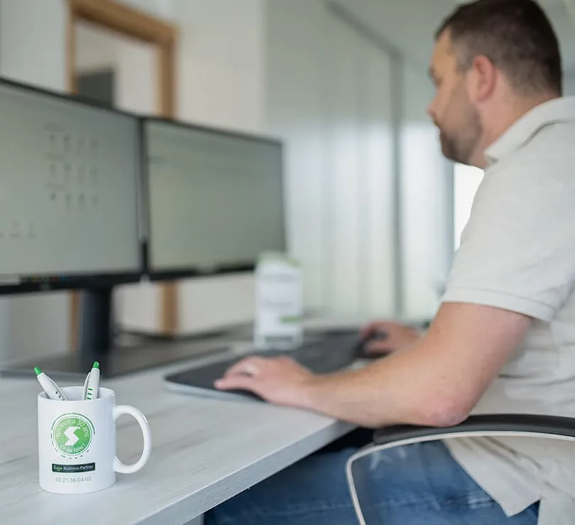 Collaborateur qui intègre un logiciel de gestion d'entreprise Sage